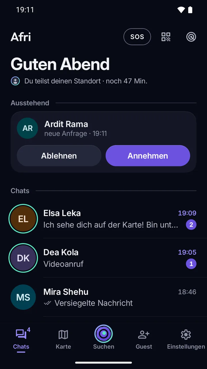Afri-Startseite: eine neue ausstehende Anfrage mit Ablehnen und Annehmen, und Chats mit den Vorschauen „Versiegelte Nachricht“ und „Videoanruf“.
