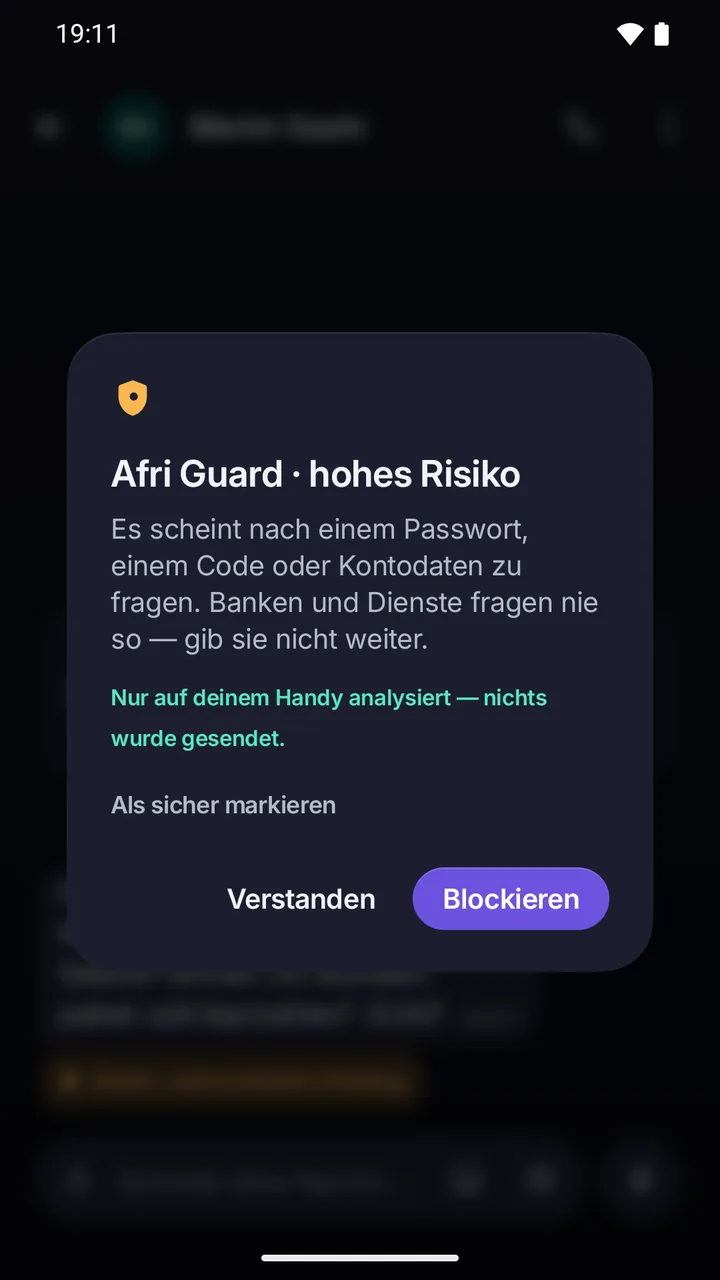 Warnung von Afri Guard, hohes Risiko: Die Nachricht fragt nach Passwort, Code oder Kontodaten; nur auf dem Telefon analysiert; Schaltfläche Blockieren.