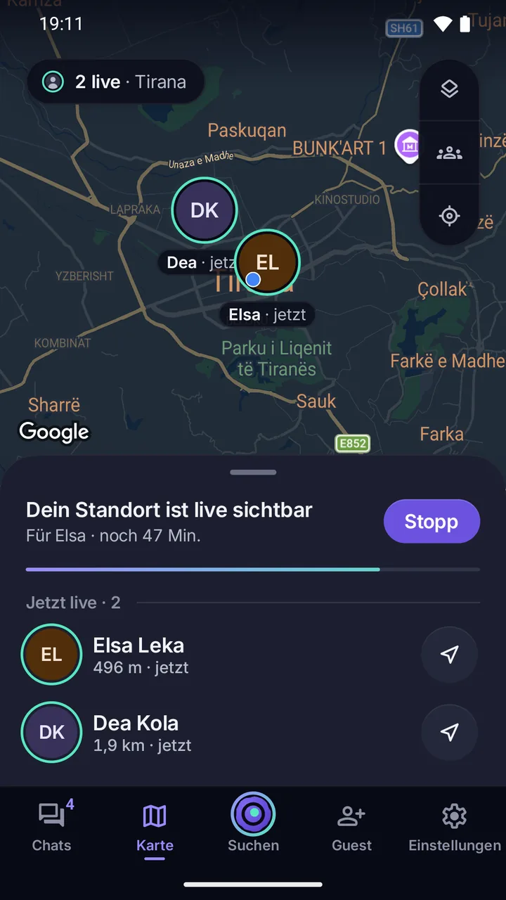 Karte: zwei Personen live in Tirana, Elsa und Dea; darunter „Dein Standort ist live sichtbar“ mit der Schaltfläche zum Beenden.