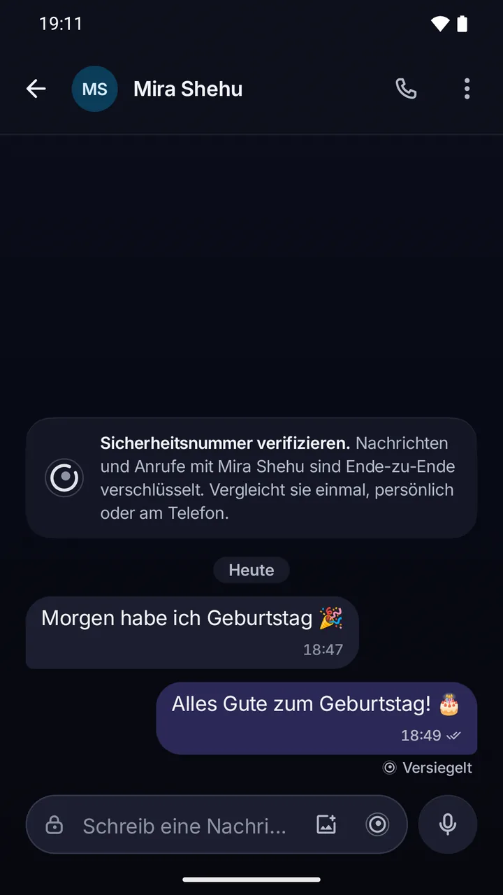 Chat mit Mira Shehu: ein Geburtstagsgruß, gesendet mit einem Zeitsiegel.