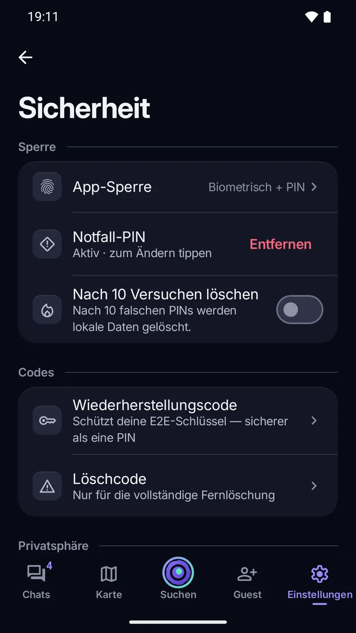 Einstellungen › Sicherheit: App-Sperre mit Biometrisch + PIN, Notfall-PIN aktiv, Nach 10 Versuchen löschen, Wiederherstellungscode und Löschcode.