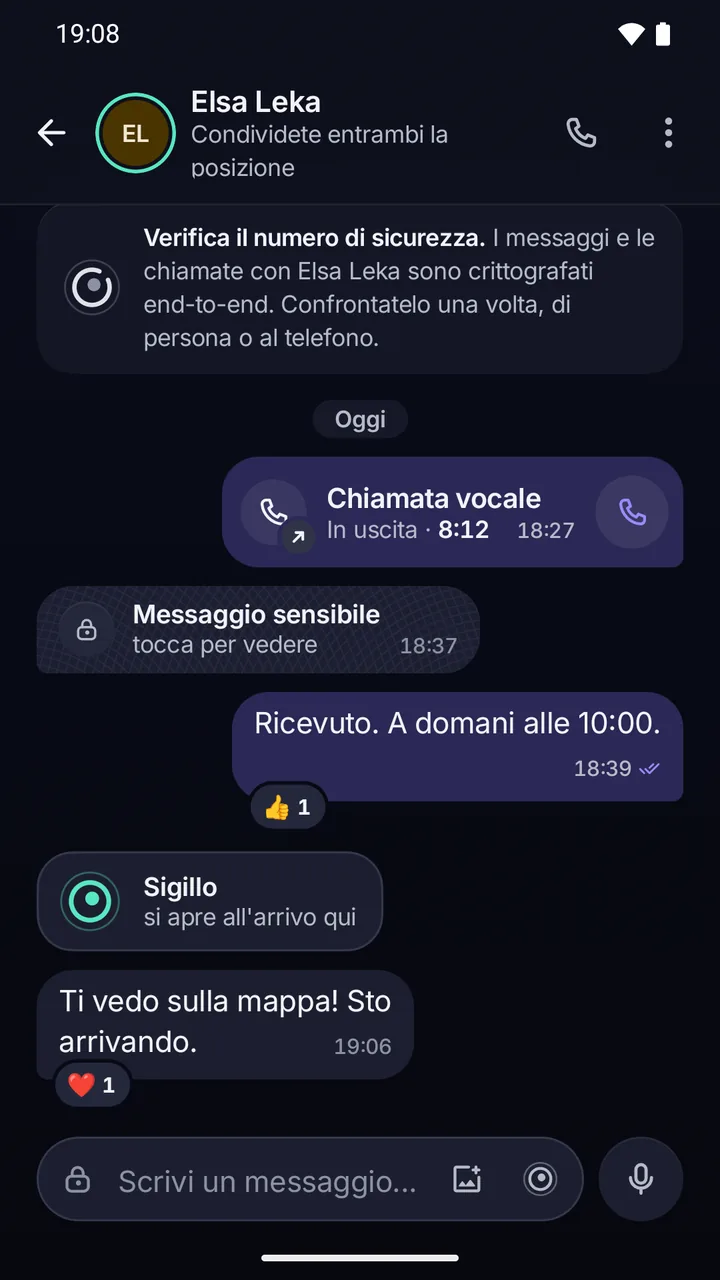 Chat con Elsa Leka: in alto la nota che messaggi e chiamate sono cifrati end-to-end; sotto una chiamata vocale, un messaggio sensibile coperto e un messaggio sigillato.