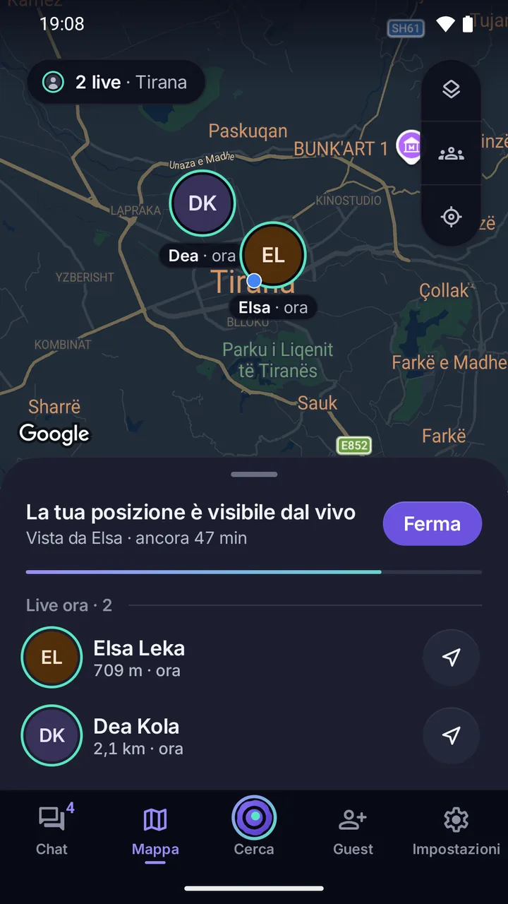Mappa: due persone dal vivo a Tirana, Elsa e Dea; sotto «La tua posizione è visibile dal vivo» con il pulsante per fermarla.