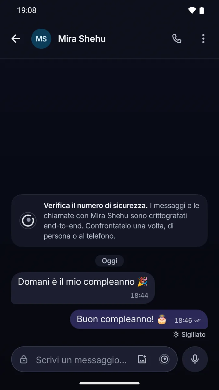Chat con Mira Shehu: un augurio di compleanno inviato con un sigillo orario.