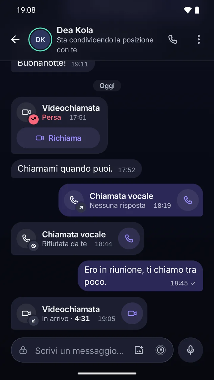 Chat con Dea Kola: le chiamate compaiono come righe nella chat, compresa una chiamata persa con Richiama.