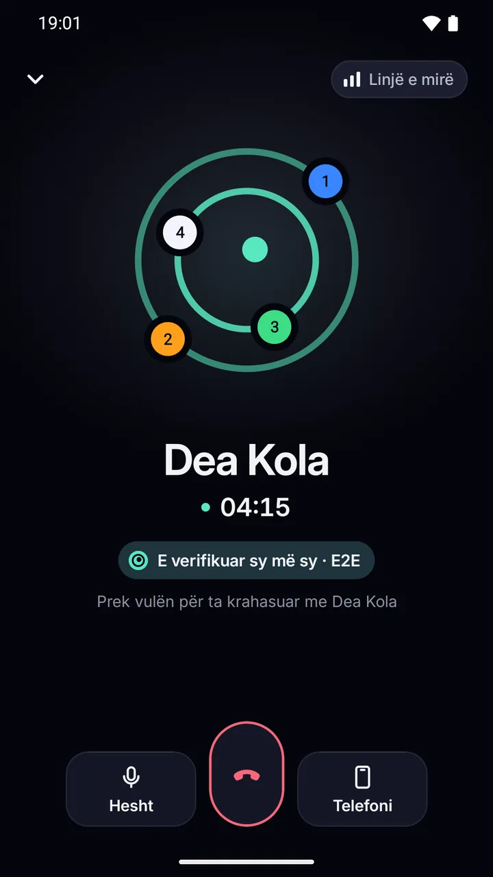 Thirrje zanore me Dea Kola: vula me katër planetë, etiketa “E verifikuar sy më sy · E2E” dhe “Linjë e mirë”.