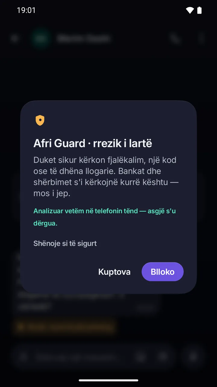 Paralajmërim i Afri Guard, rrezik i lartë: mesazhi kërkon fjalëkalim, kod ose të dhëna llogarie; analizuar vetëm në telefon; butonat Kuptova dhe Blloko.