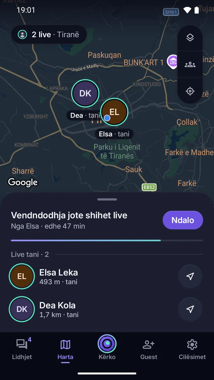 Harta: dy persona live në Tiranë, Elsa dhe Dea; poshtë “Vendndodhja jote shihet live” me butonin Ndalo.