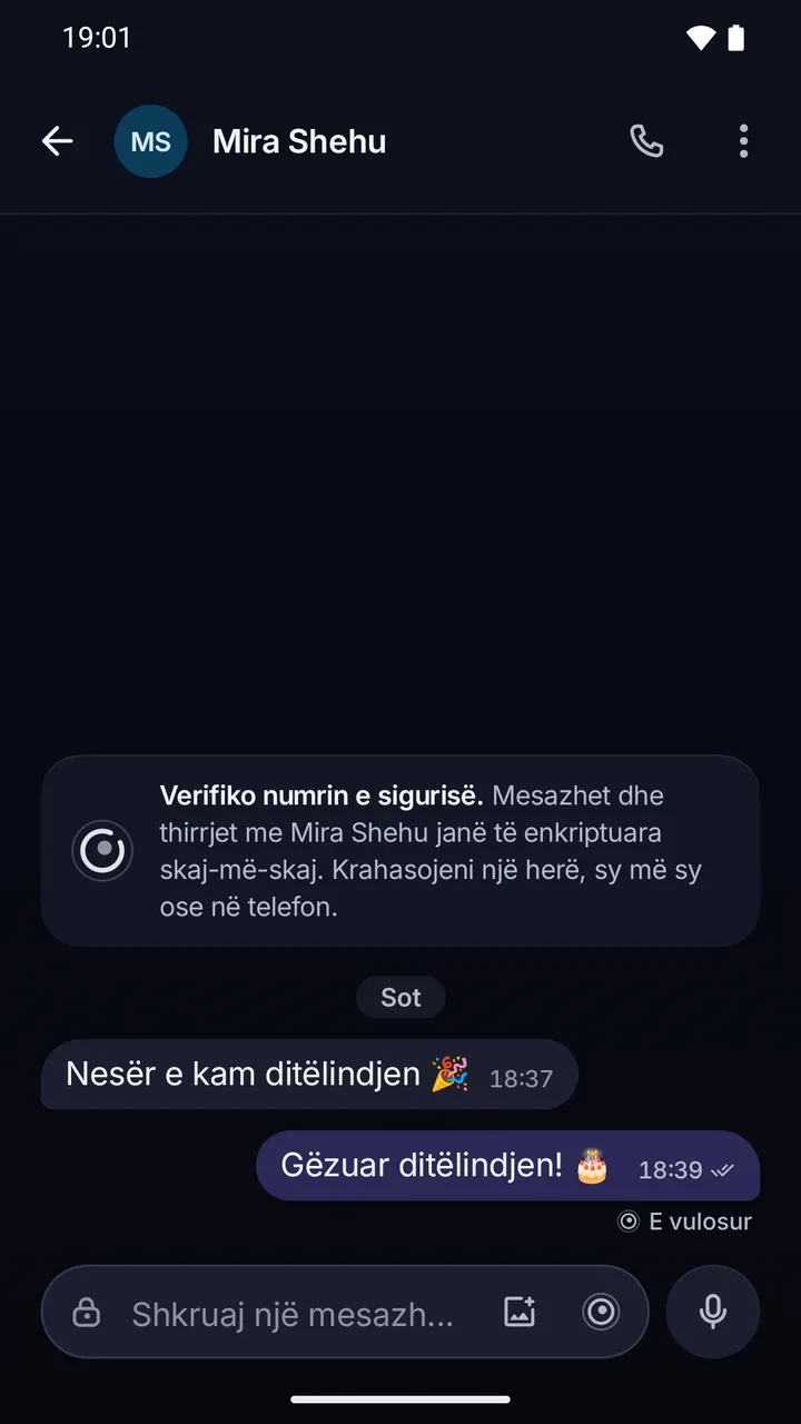 Biseda me Mira Shehu: një urim ditëlindjeje i dërguar me vulë kohe, i shënuar “E vulosur”.