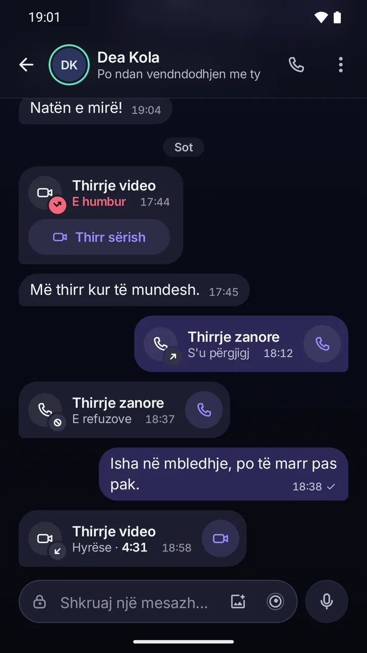 Biseda me Dea Kola: thirrjet shfaqen si rreshta në bisedë, me thirrjen e humbur dhe butonin Thirr sërish.
