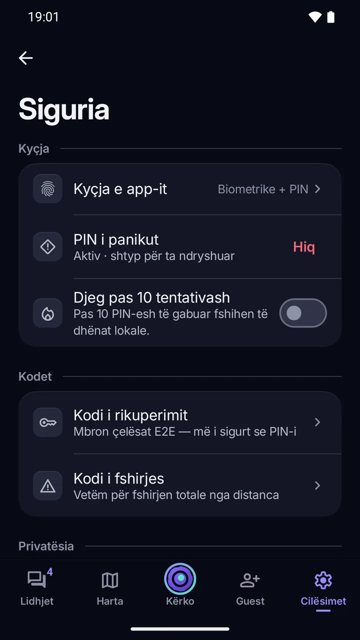 Cilësimet › Siguria: Kyçja e app-it me Biometrike + PIN, PIN i panikut aktiv, Djeg pas 10 tentativash, Kodi i rikuperimit dhe Kodi i fshirjes.