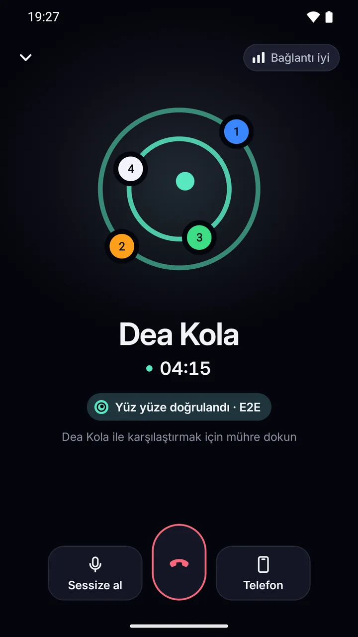 Dea Kola ile sesli arama: dört gezegenli mühür, “Yüz yüze doğrulandı · E2E” ve bağlantı kalitesi.