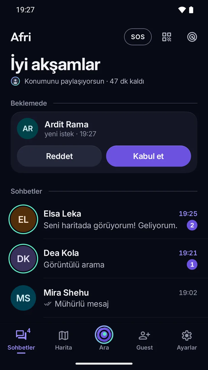 Afri ana ekranı: Reddet ve Kabul et düğmeleriyle bekleyen yeni bir istek ve önizlemesi “Mühürlü mesaj” ile “Görüntülü arama” olan sohbetler.
