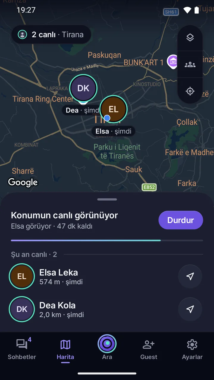 Harita: Tiran’da canlı iki kişi, Elsa ve Dea; altında durdurma düğmesiyle “Konumun canlı görünüyor”.