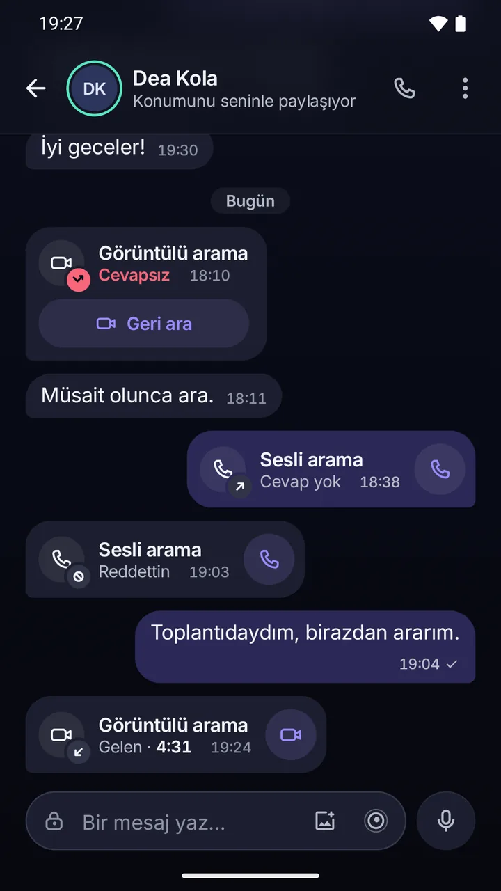 Dea Kola ile sohbet: aramalar sohbette satır olarak görünür, geri arama düğmeli cevapsız bir arama dahil.